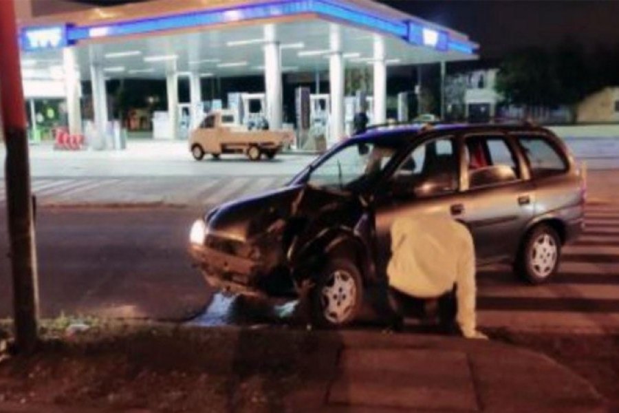 Iba Alcoholizado Choc Contra Un Poste De Luz Y Qued Expuesto