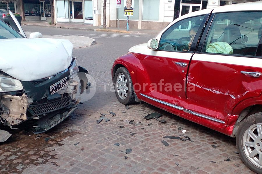 Fuerte Choque Entre Dos Autos En Pleno Microcentro De Rafaela Radio