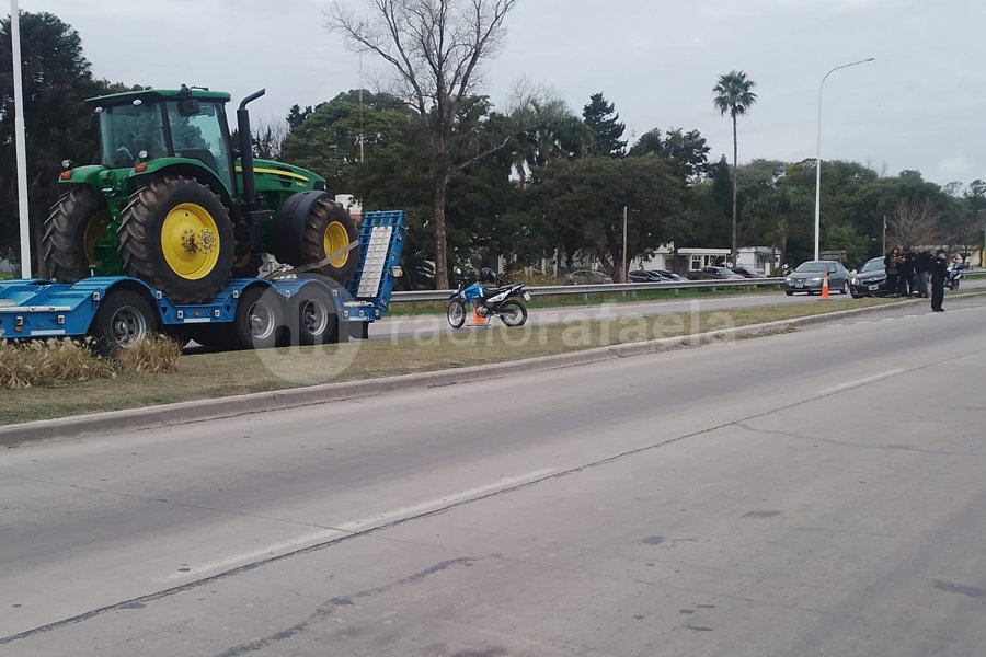 Chocó contra un camión con carretón y terminó sobre el cantero en la