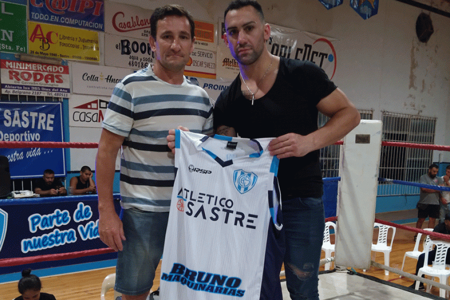 José Ulrich, Campeón Argentino y Campeón Latino del Concejo (CMB) pasó por la velada y fue agasajado por la Subcomisión de Básquet Mayor.